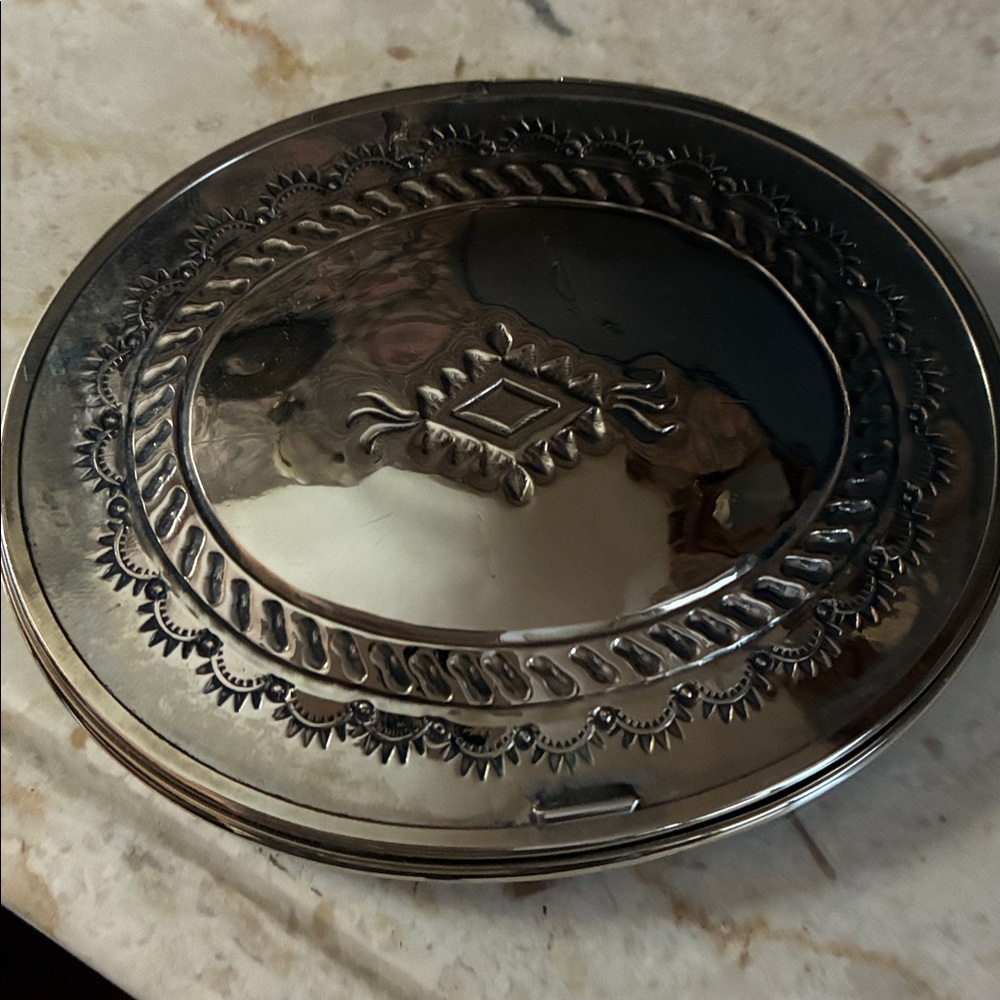 Elegant Silver-Toned Decorative Compact Mirror - Picture 2 of 4